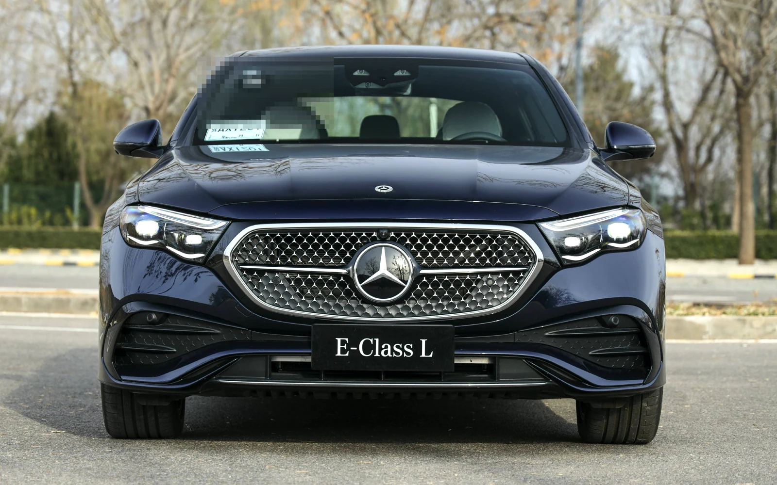 奔驰 E300商务租车宣传图