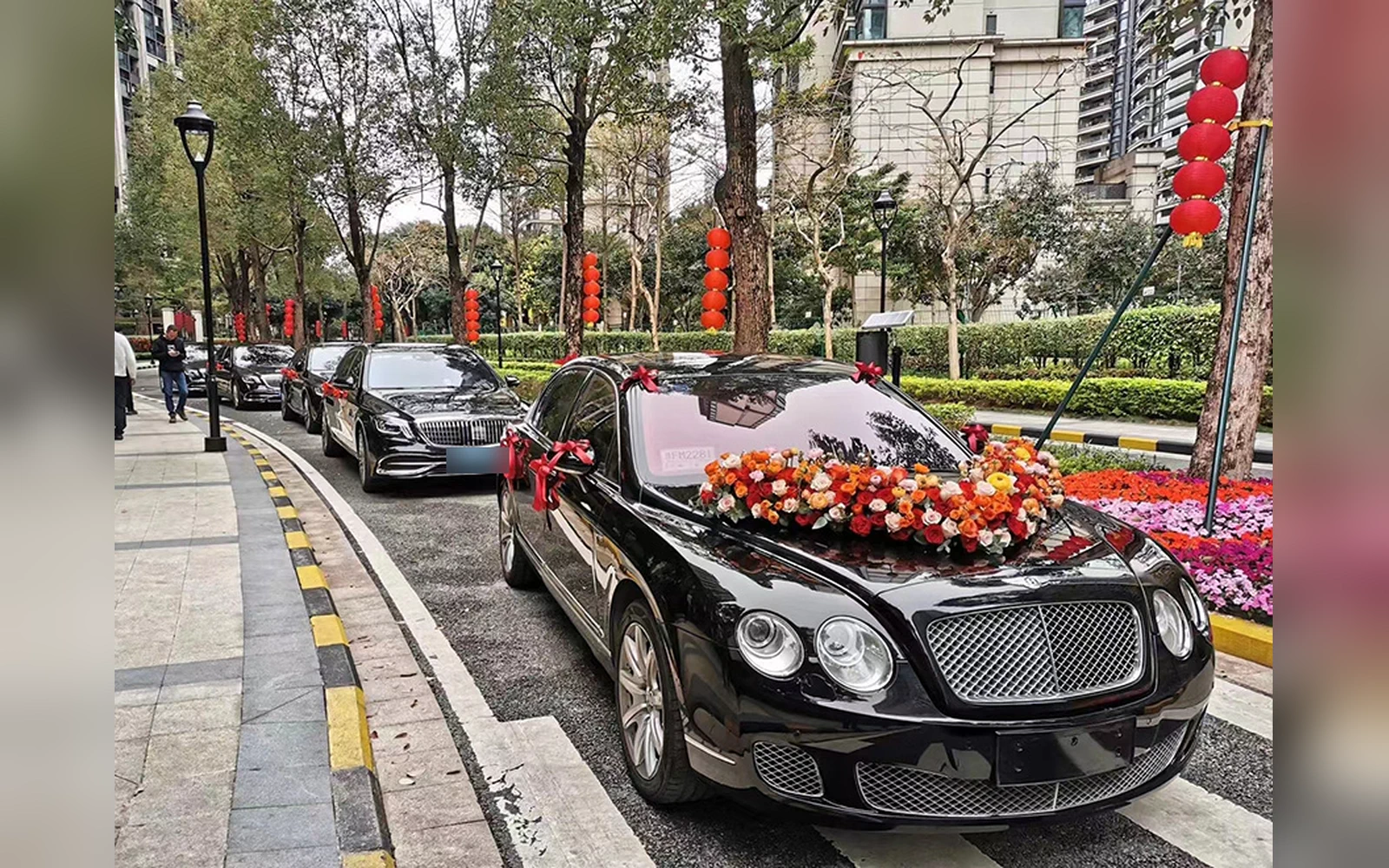 奔驰 S 婚礼花车官方宣传图
